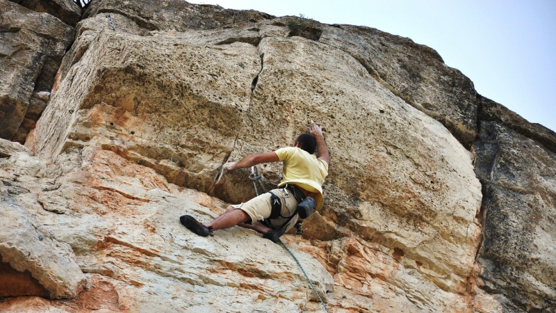 Un escalador en una de les moltes vies de Siurana, al Priorat.