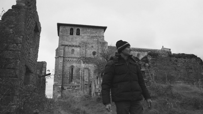 Un hombre, fotografiado frente a los restos de Villamorón (Burgos)