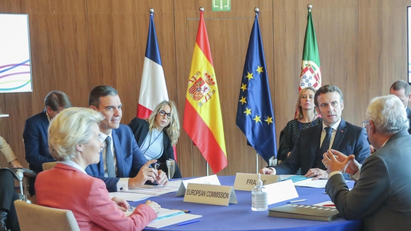 Los presidentes del Gobierno de España, Pedro Sanchez (izq), Francia, Emmanuel Macron, (2º dcha) y Portugal, Antonio Costa, (dcha) más la presidenta de la Comisión Europea, Ursula von der Leyen, se reúnen este viernes, en paralelo a la IX Cumbre Euromedit