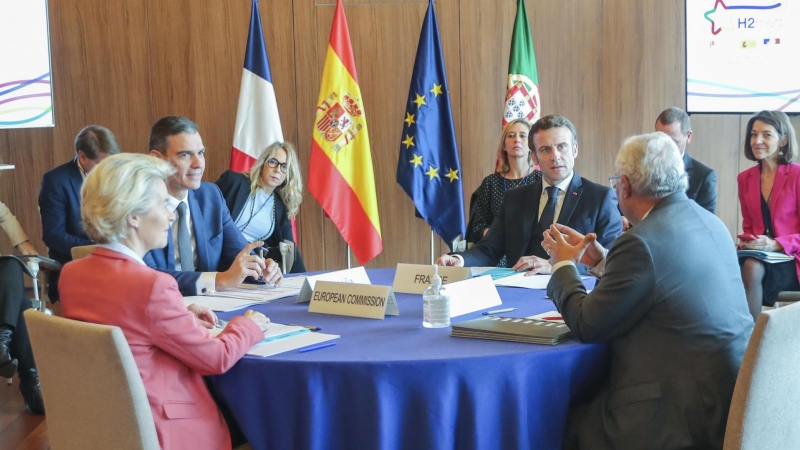 Los presidentes del Gobierno de España, Pedro Sanchez (izq), Francia, Emmanuel Macron, (2º dcha) y Portugal, Antonio Costa, (dcha) más la presidenta de la Comisión Europea, Ursula von der Leyen, se reúnen este viernes, en paralelo a la IX Cumbre Euromedit