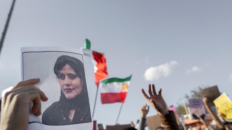 Una persona sostiene durante una manifestación en Turquía un retrato de Mahsa Amini, cuya muerte fue el detonante de las protestas en Irán
