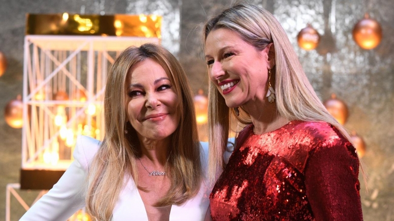 Ana García Obregón y Anne Igartiburu posando en el photocall durante la presentación de la programación de navideña de RTVE de 2021.