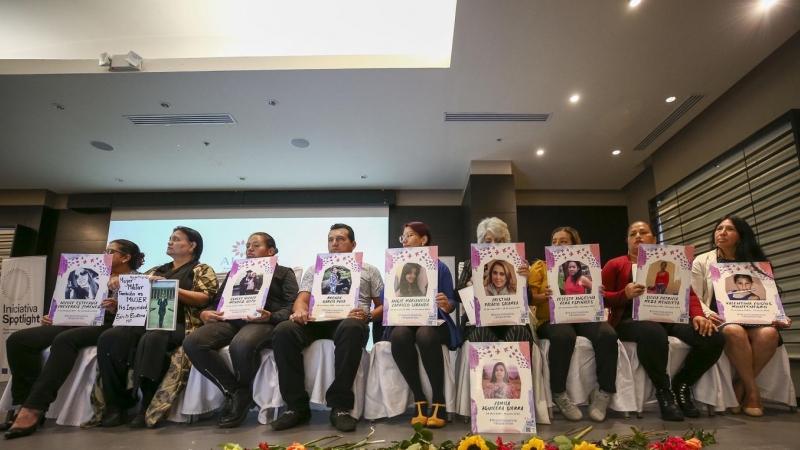 Familiares de victimas de feminicidio participan en el Foro Nacional 'Vivir Libres de Violencias', en el que presentan la iniciativa 'Flores en el aire' para hacer memoria y exigir justicia para ellas, en Quito.