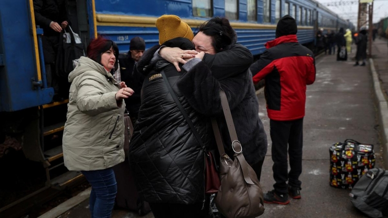 10/12/2022 Un grupo de personas se abraza en la estación de tren de la región de Kramatorsk, en el Donetsk (Ucrania)