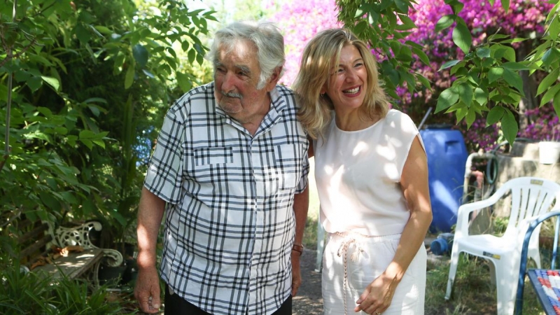 La vicepresidenta segunda y ministra de Trabajo y Economía Social de España, Yolanda Díaz (d), visita al expresidente uruguayo José Pepe Mujica hoy, en Rincón del Cerro, en Montevideo (Uruguay).