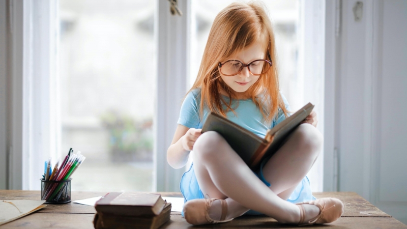 Imagen niño leyendo.