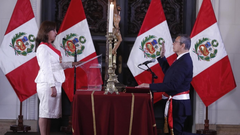 La presidenta de Perú, Dina Boluarte, toma juramento a su primer ministro, Pedro Miguel Ángulo Arana, durante una ceremonia en el Palacio de Gobierno de Lima (Perú).