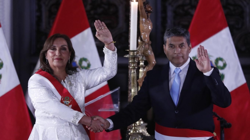 La presidenta de Perú, Dina Boluarte, toma juramento al ministro del Interior, César Cervantes Cárdenas.