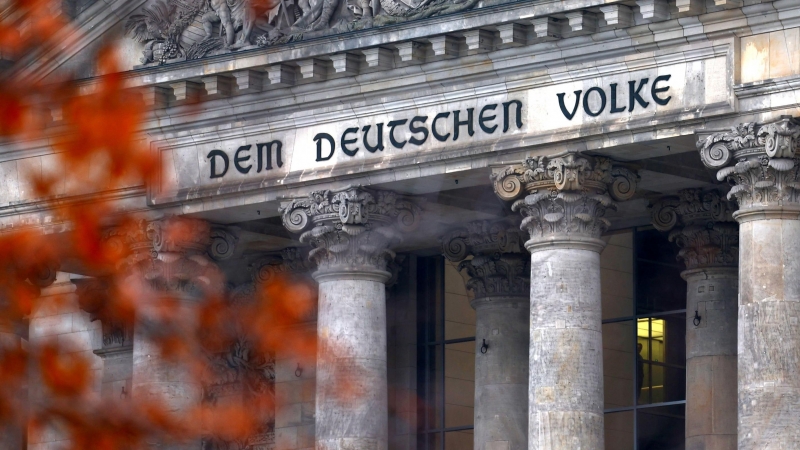 La inscripción 'Al pueblo alemán' escrita sobre la entrada al edificio del Reichstag, la sede de la cámara baja del parlamento alemán Bundestag, en Berlín.