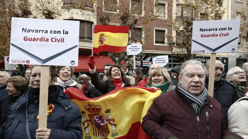 Varios cientos de personas se han concentrado este domingo ante la comandancia de la Guardia Civil en Pamplona para mostrar su respaldo al Instituto armado tras conocerse el acuerdo del Gobierno estatal con EH Bildu para traspasar en los próximos meses en