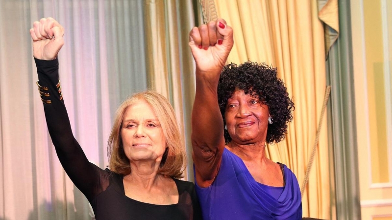 Dorothy Pitman Hughes (derecha) alza el puño junto a Gloria Steinem durante la gala de premios de Ms. Foundation For Women del año 2016