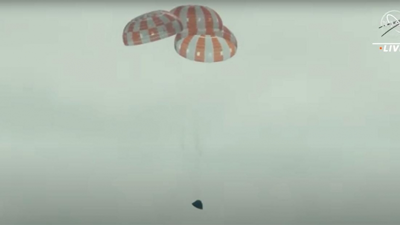 La cápsula Orion, del proyecto Artemis de la Nasa, desciende en paracaídas tras completar con éxito la misión en al que ha circunnavegado La Luna.