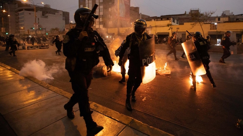 Policías antidisturbios cargan contra las protestas en Lima, la capital de Perú, tras la detención del expresidente Pedro Castillo.