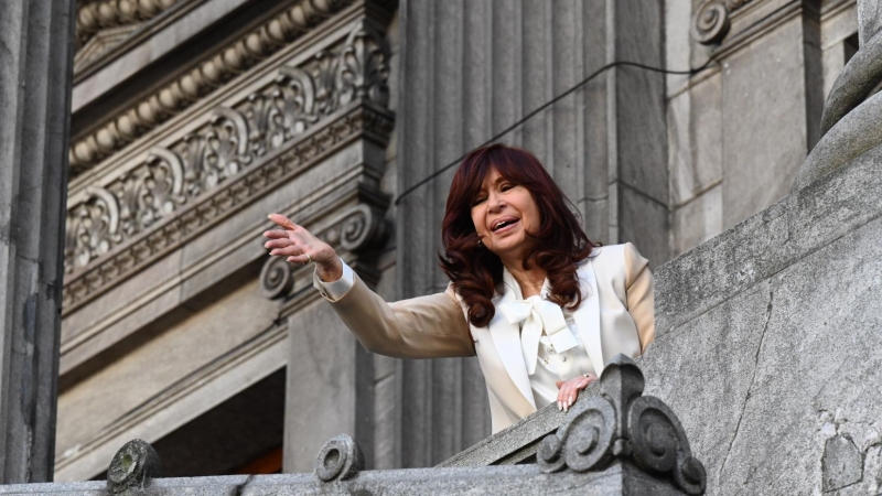 La vicepresidenta de Argentina,  Cristina Fernández de Kirchner, en el balcón del congreso- 23/08/2022
