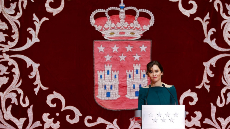 La presidenta de la Comunidad de Madrid, Isabel Díaz Ayuso, pronuncia un discurso durante el acto institucional organizado por el gobierno regional con motivo del Día de la Constitución (6 de diciembre) en el patio central de la Real Casa de Correos en Ma