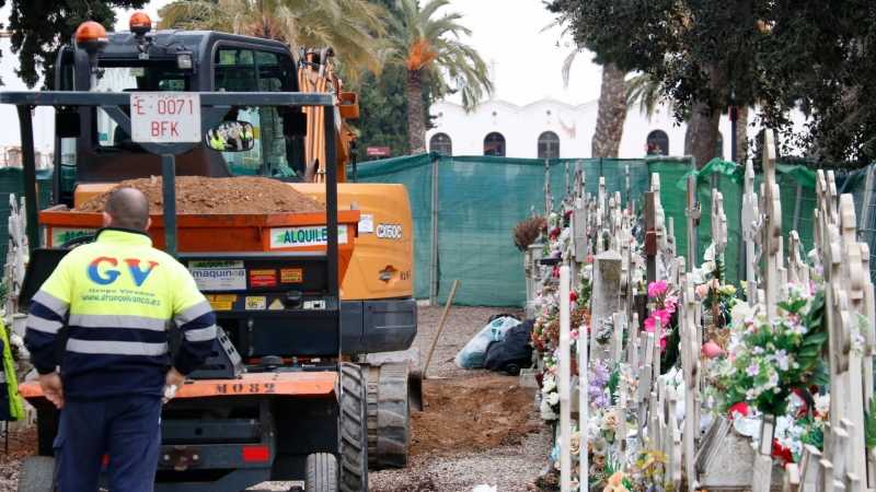 Imatge dels treballs en la fossa comuna del Cementiri de Reus per recuperar les restes de Cipriano Martos, assassinat per la Guàrdia Civil el 1973.