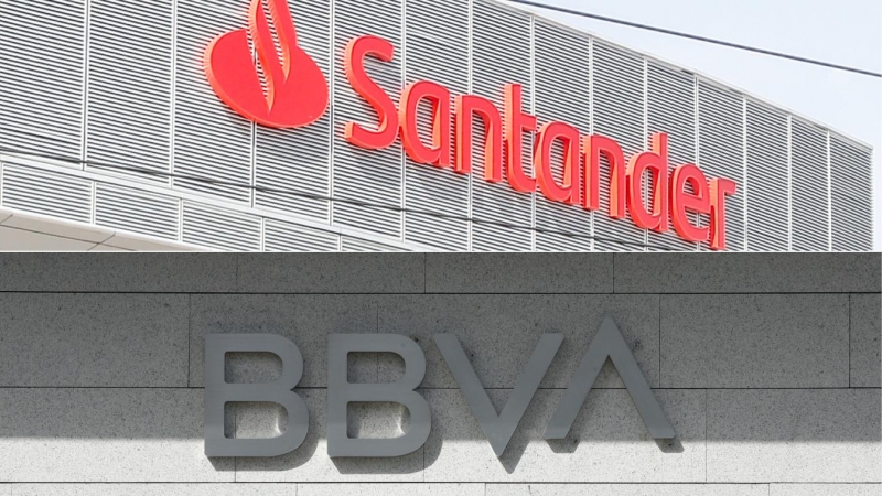 Los logos de Banco de Santander y BBVA en sus respectivas sedes en Madrid.