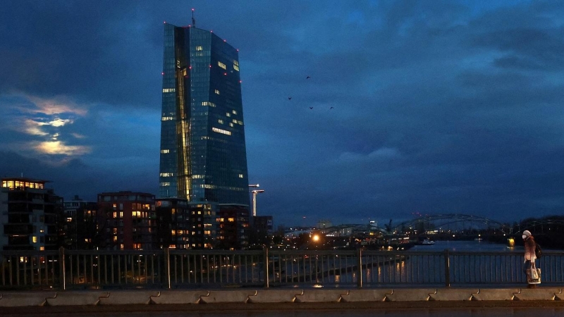 Vista del rascacielos donde tiene su sede el BCE en Fráncfort. REUTERS/Kai Pfaffenbach