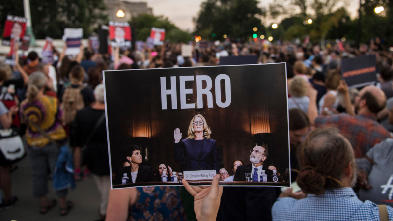 Activistas sostienen una pancarta a favor de Christine Blasey Ford en una protesta contra el entonces candidato a la Corte Suprema de Estados Unidos, Brett Kavanaugh, en Washington, (EEUU), el 3 de octubre de 2018.