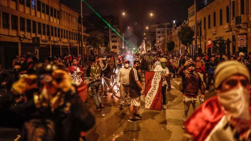 Cientos de manifestantes durante una protesta contra el nuevo Gobierno de Perú en el centro de Lima, a 12 de diciembre de 2022.