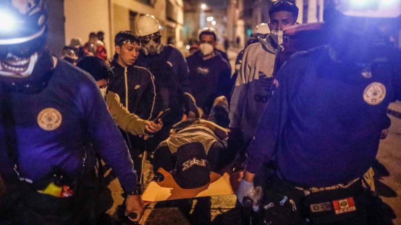 Un manifestante herido en los enfrentamientos con la Policía en Lima recibe asistencia, a 12 de diciembre de 2021.