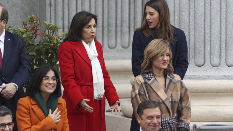 06/12/2022.- La ministra de Defensa, Margarita Robles (i) conversa con la ministra de Igualdad, Irene Montero (d) durante los actos de Conmemoración del aniversario de la Constitución este martes en Madrid. EFE/ Kiko Huesca