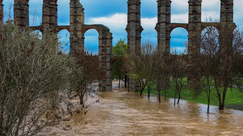 Imagen del río Albarregas a su paso por Mérida bajo el acueducto romano de Los Milagros -13/12/2022