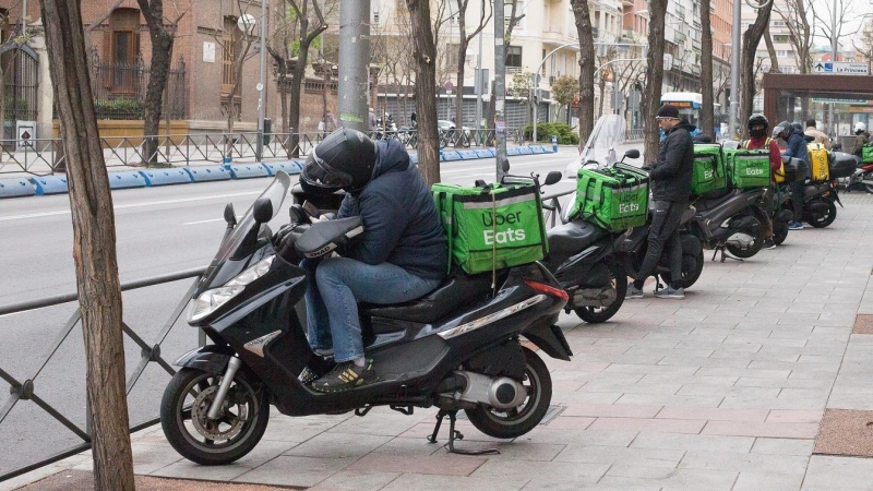 Repartidores de Uber Eats, en Madrid. E.P./Joaquin Corchero