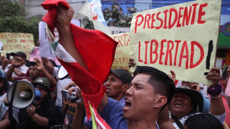 Cientos de personas piden la liberación de Pedro Castillo en los exteriores de la base de la Policía donde se encuentra recluido en Lima, a 13 de diciembre de 2022.