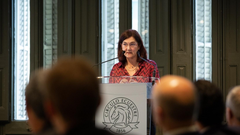 La presidenta de la CNMC, Cani Fernández, durante un coloquio, a 29 de marzo de 2022, en Barcelona.