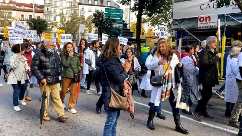 Protesta de los médicos de familia y pediatras en huelga frente a la Consejería de Sanidad de Madrid