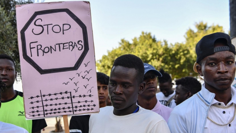 Varias personas durante una manifestación en Ceuta por los sucesos ocurridos a decenas de migrantes en Melilla el pasado 24 de junio, a 1 de julio de 2022, en Ceuta (España).