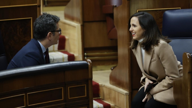 14/12/2022.- La ministra de Derechos Socialies, Ione Belarra, y el ministro de Presidencia, Félix Bolaños, durante la sesión de control del Gobierno celebrada este miércoles en el Congreso en Madrid. EFE/ Mariscal