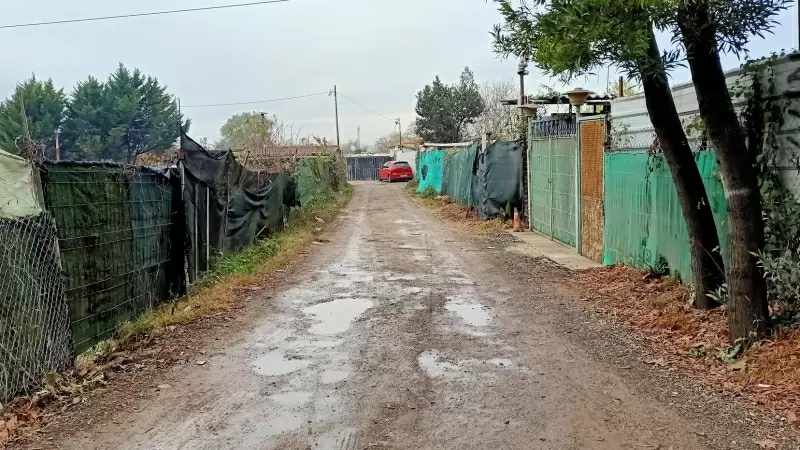 Un dels camins de la zona de barraques a Montcada i Reixac, a la llera del Besòs.