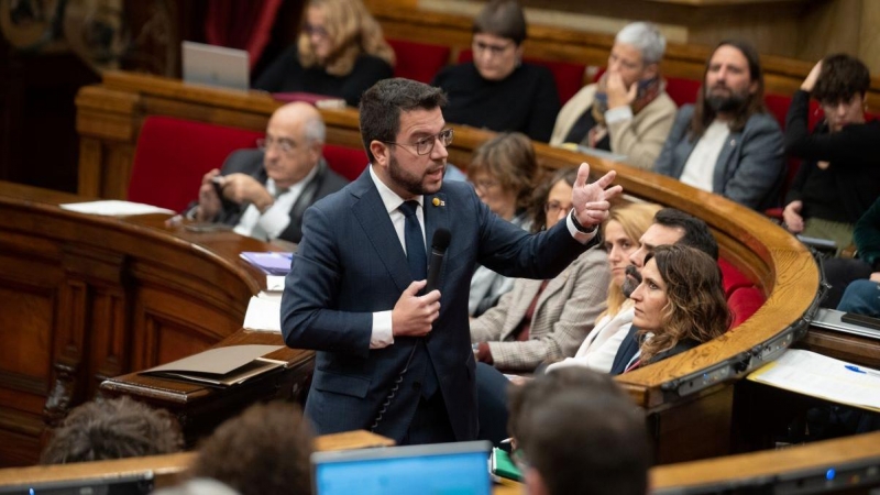 El presidente de la Generalitat, Pere Aragonès, interviene durante una sesión plenaria en el Parlament de Catalunya, a 14 de diciembre de 2022, en Barcelona.