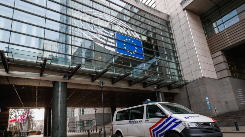 Un vehículo de la Policía frente al Parlamento Europeo, en Bruselas.