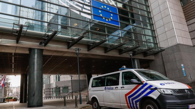 Un vehículo de la Policía frente al Parlamento Europeo, en Bruselas.