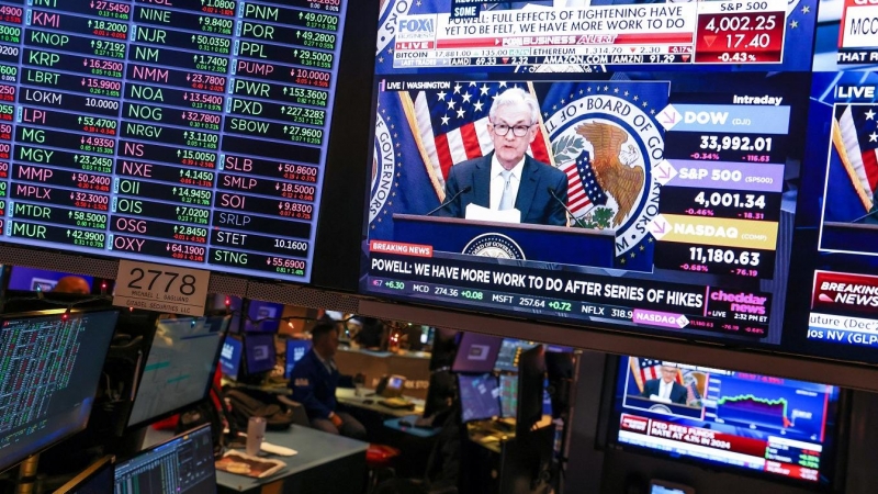 Monitores en el patio de negociación de la Bolsa de Nueva York (NYSE, por sus siglas en inglés), en Wall Street, emitiendo la rueda de prensa del presidente de la Reserva Federal, Jerome Powell, tras la última reunión del año del banco central estadounide
