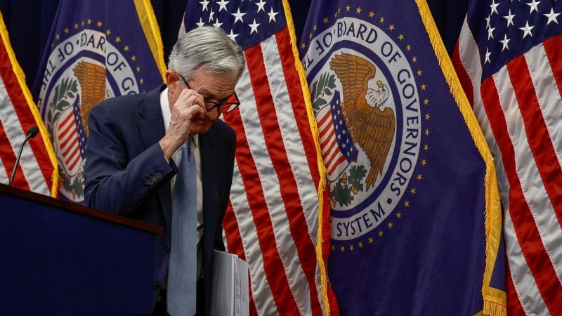 El presidente de la Reserva Federal, Jerome Powell, abandona la rueda de prensa celebrada tras la última reunión del año del banco central estadounidense. REUTERS/Evelyn Hockstein