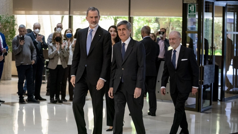 El Rey Felipe VI (i) y el presidente del Tribunal Constitucional, Pedro González-Trevijano (d), a su llegada al almuerzo con miembros y magistrados del Tribunal Constitucional, en la sede del Tribunal Constitucional, a 25 de abril de 2022,