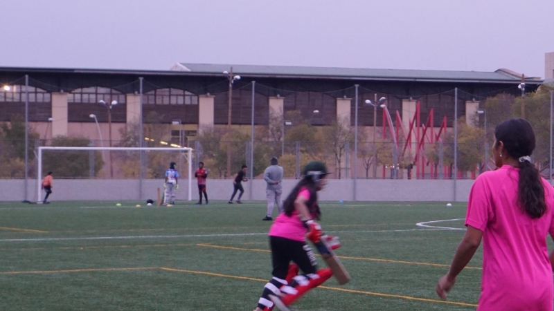 Les noies del criquet entrenant al camp de Baró de Viver.