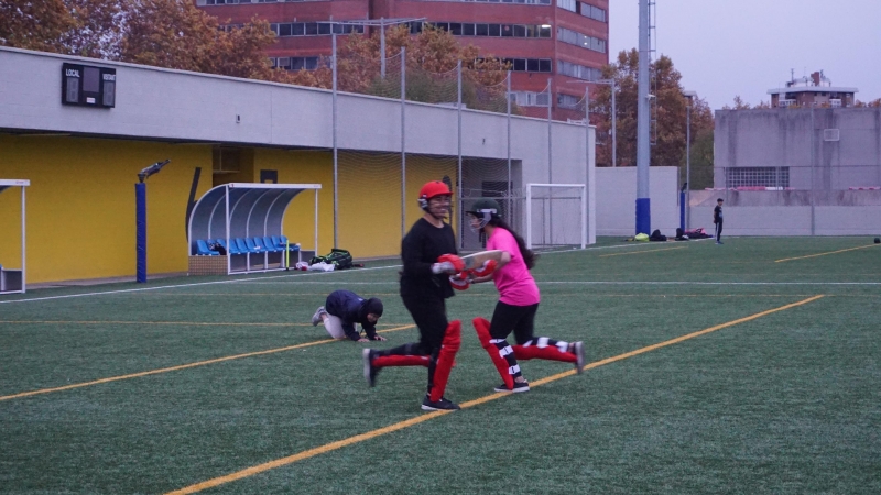 Les noies del criquet entrenant al camp de Baró de Viver.