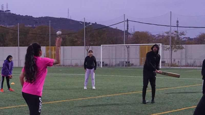 Les noies del criquet entrenant al camp de Baró de Viver.