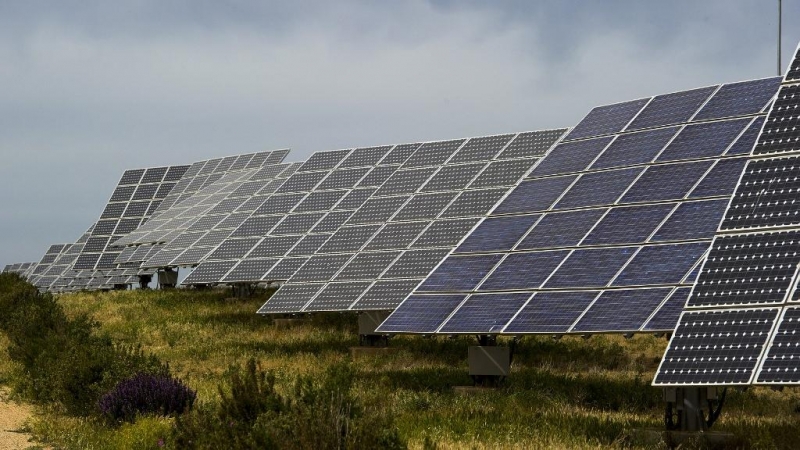 Los paneles solares se ven en un campo de Mahora, cerca de la ciudad de Albacete.