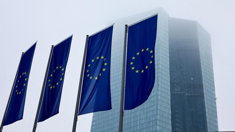 Banderas de la UE delante de la sede del BCE, en Fráncfort. REUTERS/Wolfgang Rattay