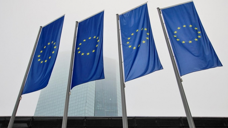 Banderas de la UE delante de la sede del BCE, en Fráncfort. REUTERS/Wolfgang Rattay