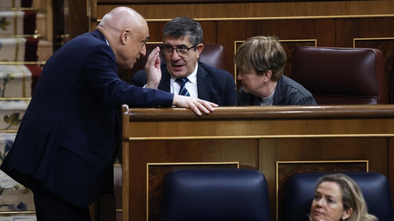 15/12/2022.- El portavoz del PSOE en el Congreso, Patxi López (c) conversa con el diputado socialista Rafael Simancas (i) durante el pleno del Congreso celebrado este jueves en Madrid. EFE/ Juan Carlos Hidalgo