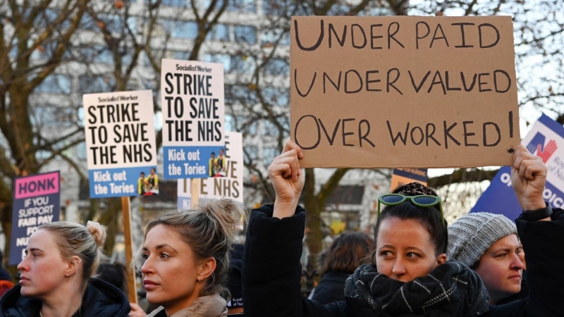 Enfermeras del NHS se manifiestan frente al Hospital St. Thomas en Londres, Gran Bretaña, 15 de diciembre de 2022.
