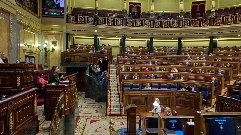 La secretaria general del Partido Popular, Cuca Gamarra, en una sesión plenaria, en el Congreso de los Diputados, a 15 de diciembre de 2022.