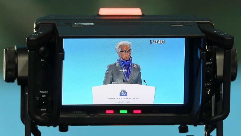 La presidenta del BCE, Christine Lagarde, vista a través de la pantalla de una cámara durante la rueda de prensa posterior a la reunión del Consejo de Gobierno de la entidad, en su sede en Fráncfort. R. — Wolfgang Rattay / REUTERS